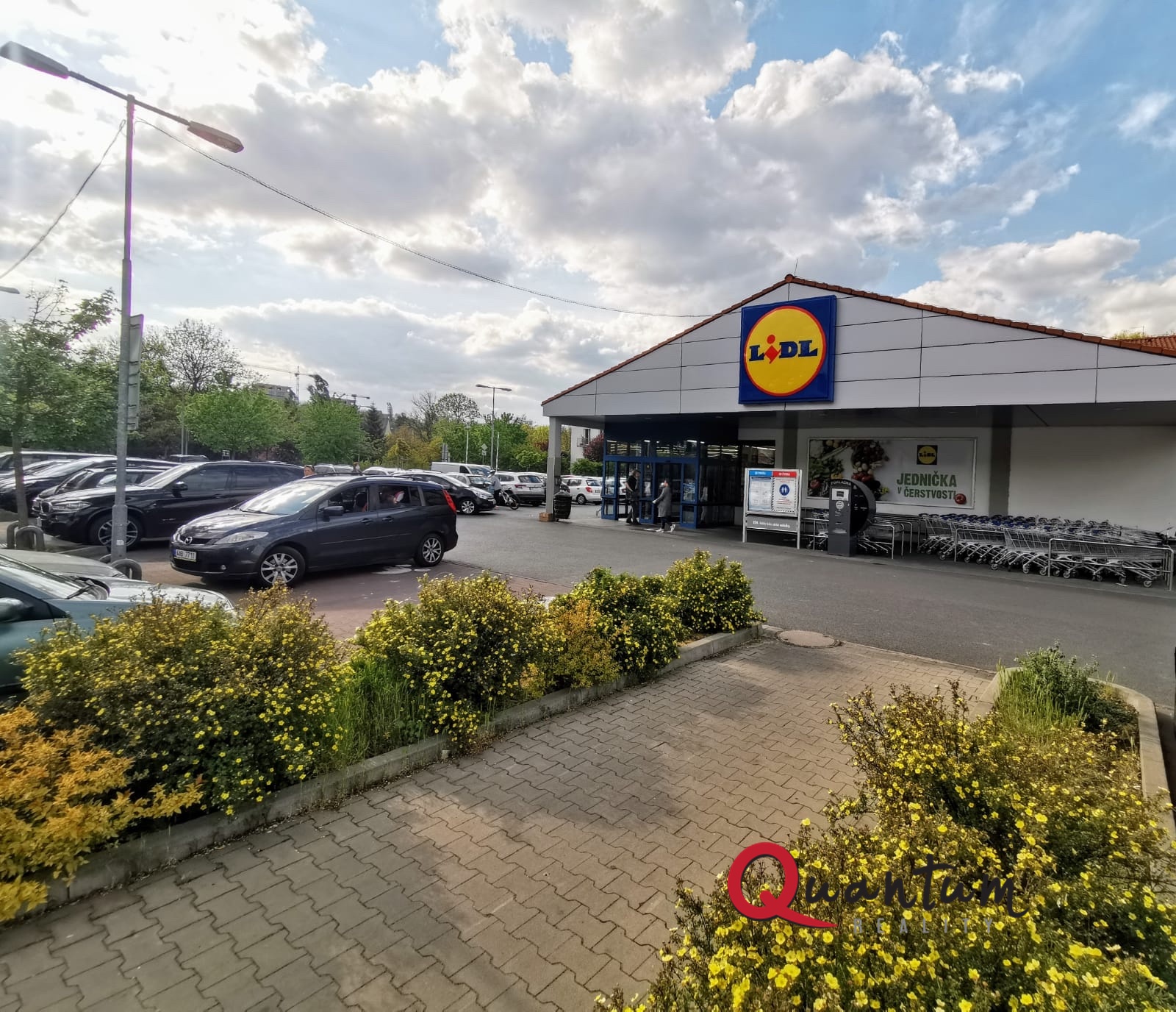 Lidl pouhých 10 minut pěšky