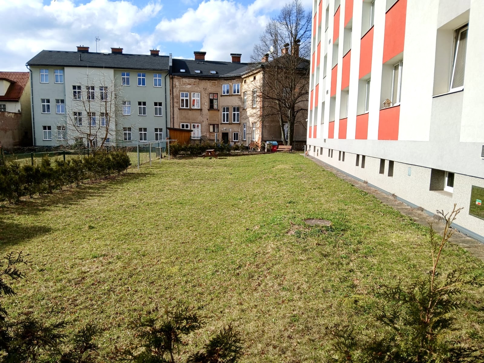 2 foto zahrada okolo domu.jpeg