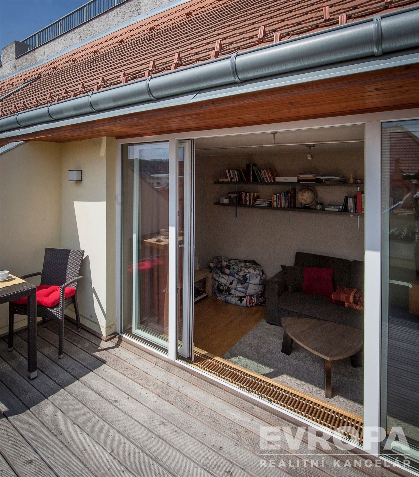 Pohled z terasy do obývacího pokoje 