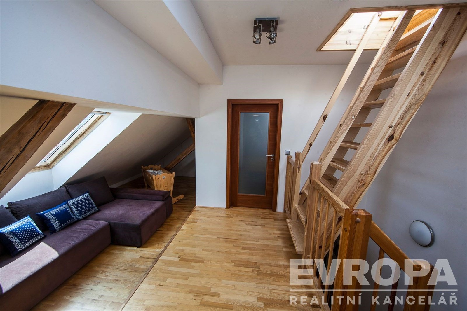 Horní patro bytu včetně vstupu na horní terasu