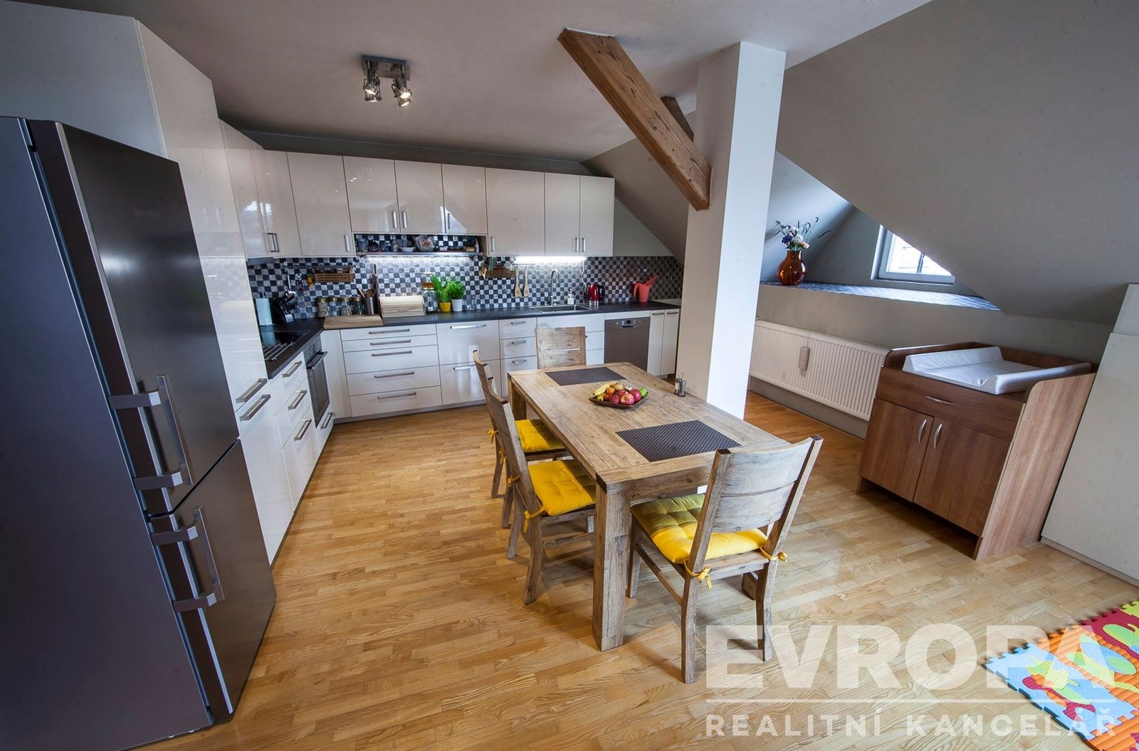 Kuchyňský kout včetně jídelny