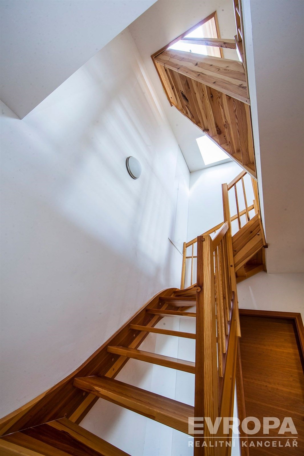 Pohled na schodiště a výstup na horní terasu 