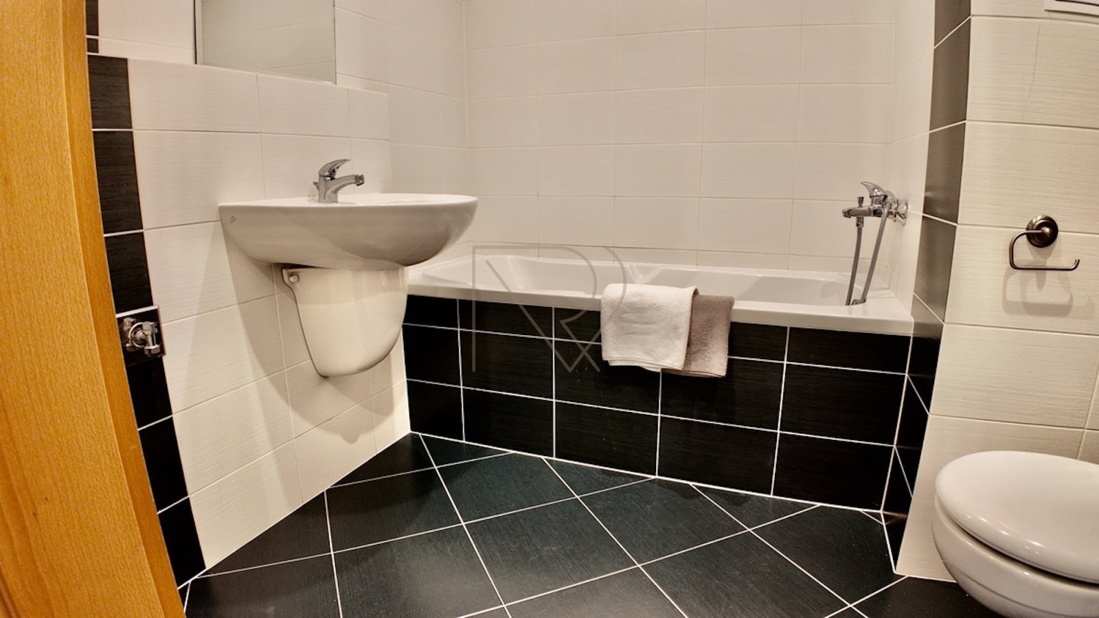 Pronájem bytu 1+kk_Mikanova_ Praha_Záběhlice_01.jpeg