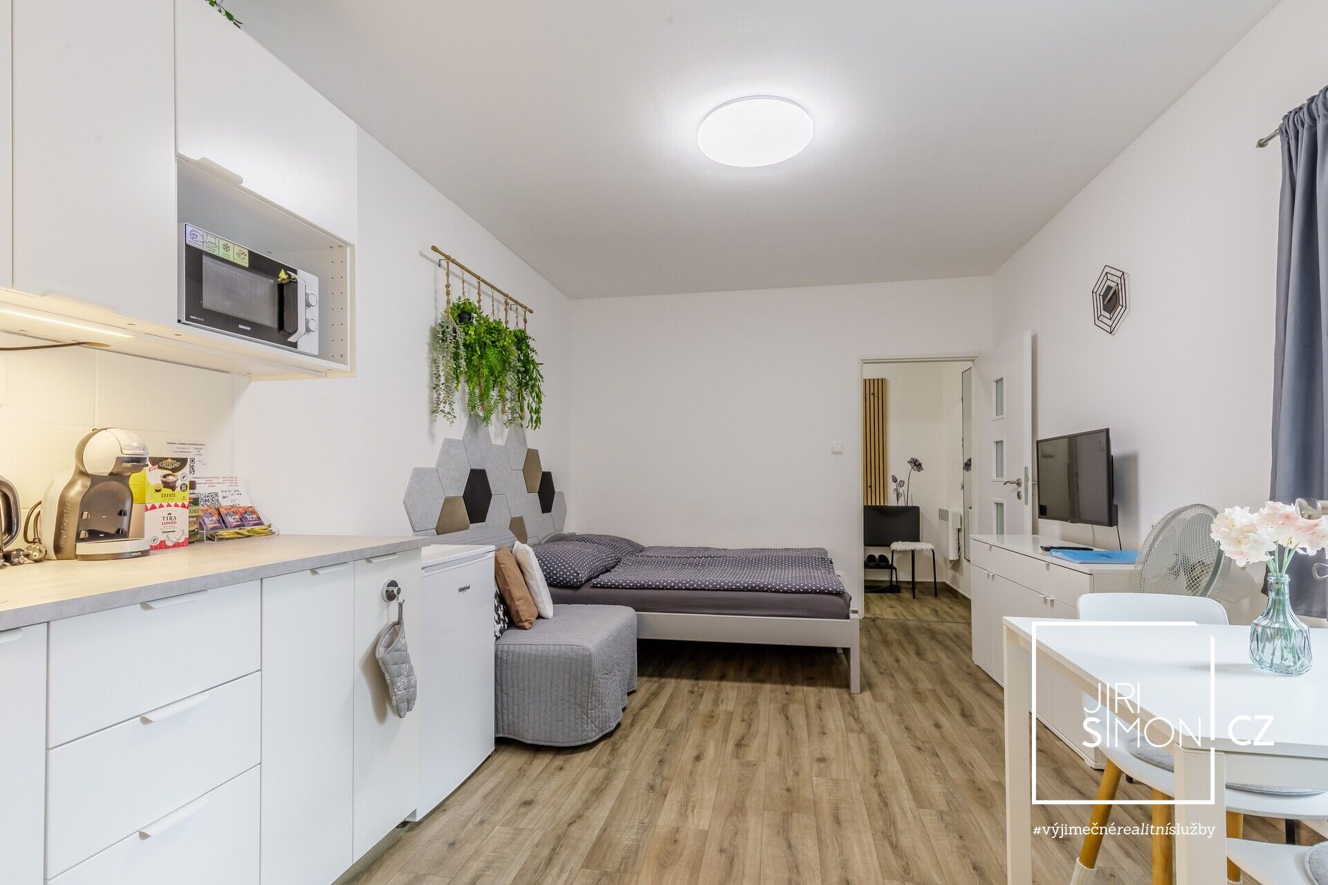 Pohled od kuchyně do obytné části apartmánu