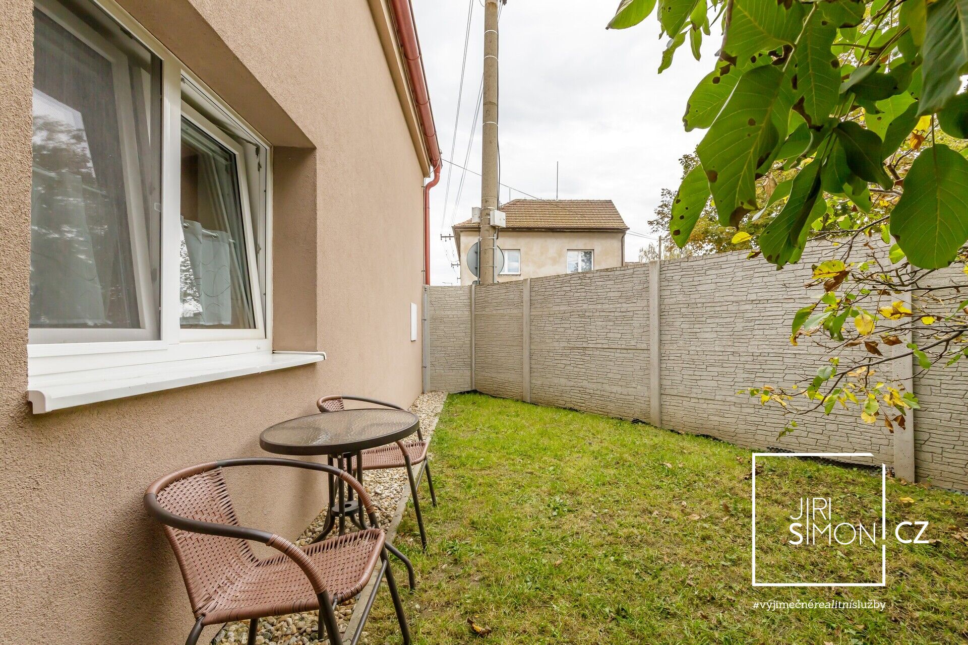Dvůr a okno apartmánu