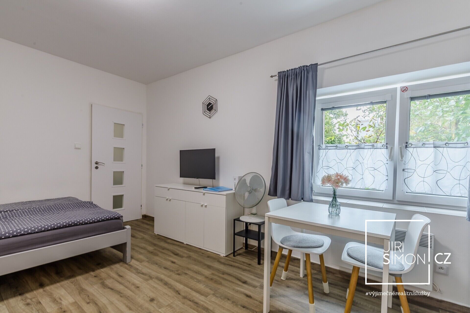 Jídelní kout a okno apartmánu orientované do dvora