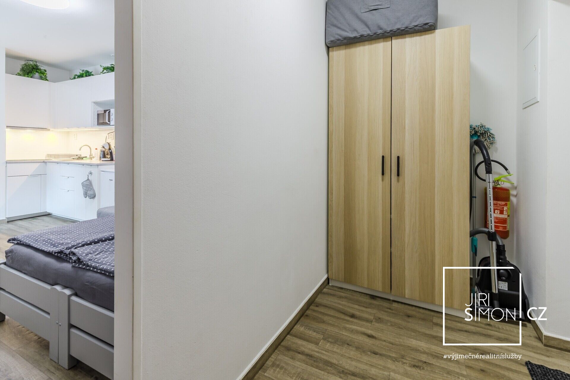 Úložná skříň v předsíni apartmánu