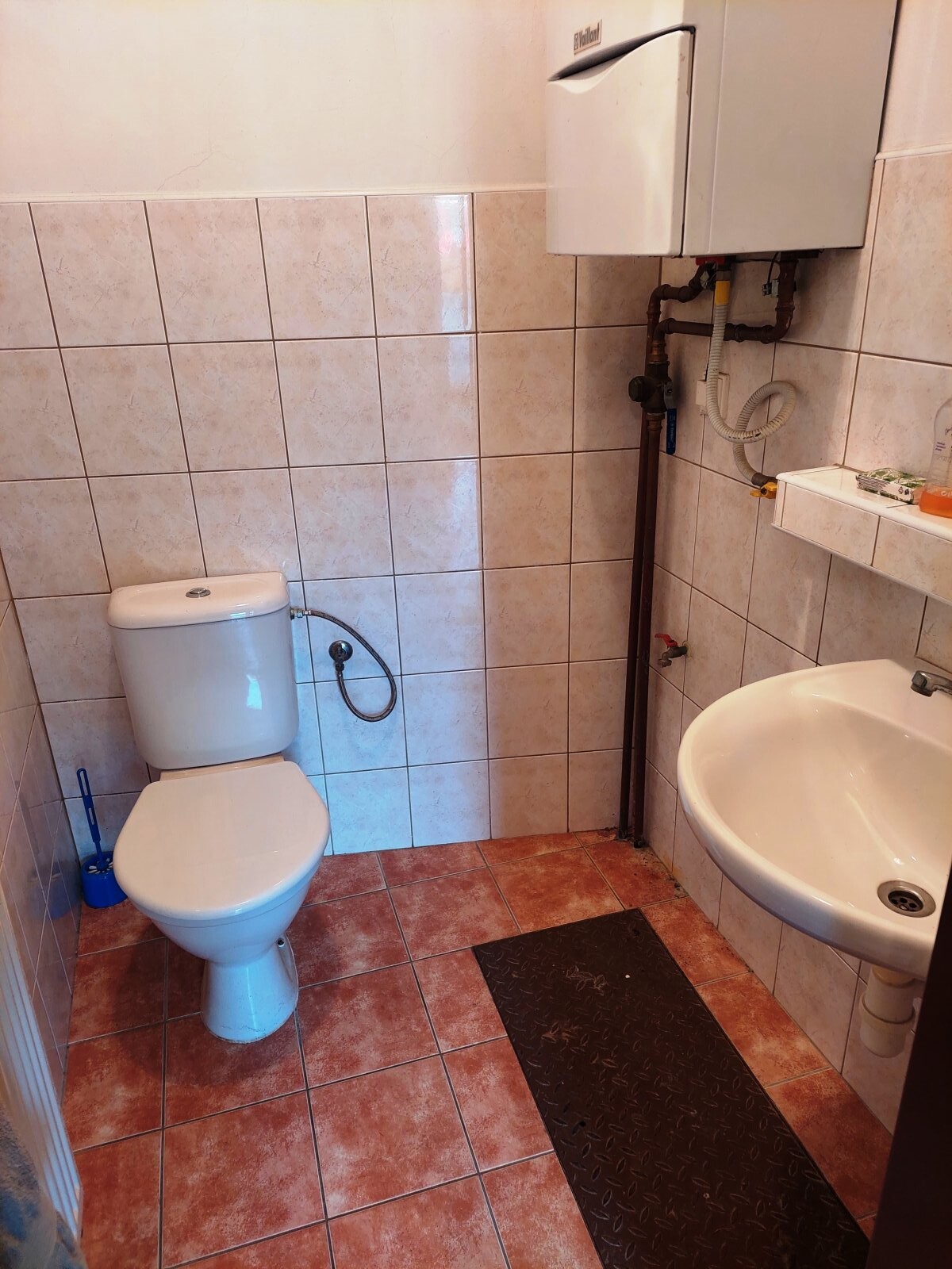 místnost WC s umývadlem a kotle ÚT