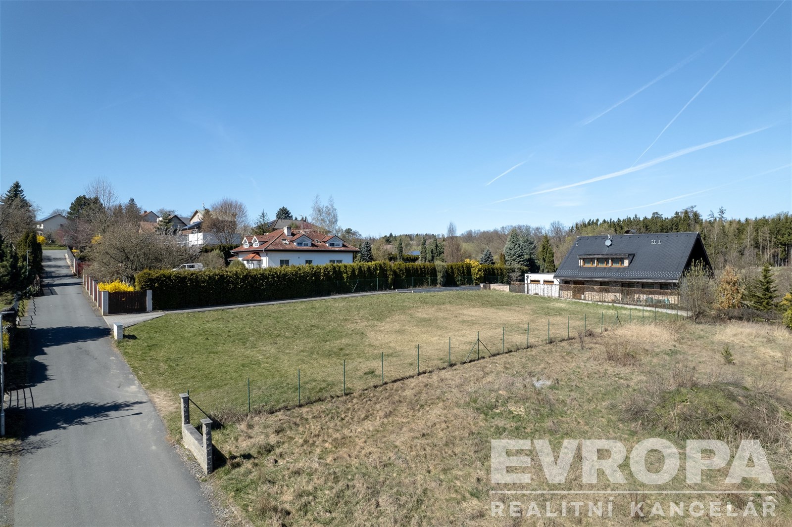 Prázdný stavební pozemek v klidné lokalitě, ideální pro novostavbu, s krásným výhledem na okolní krajinu a snadným přístupem k inženýrským sítím.