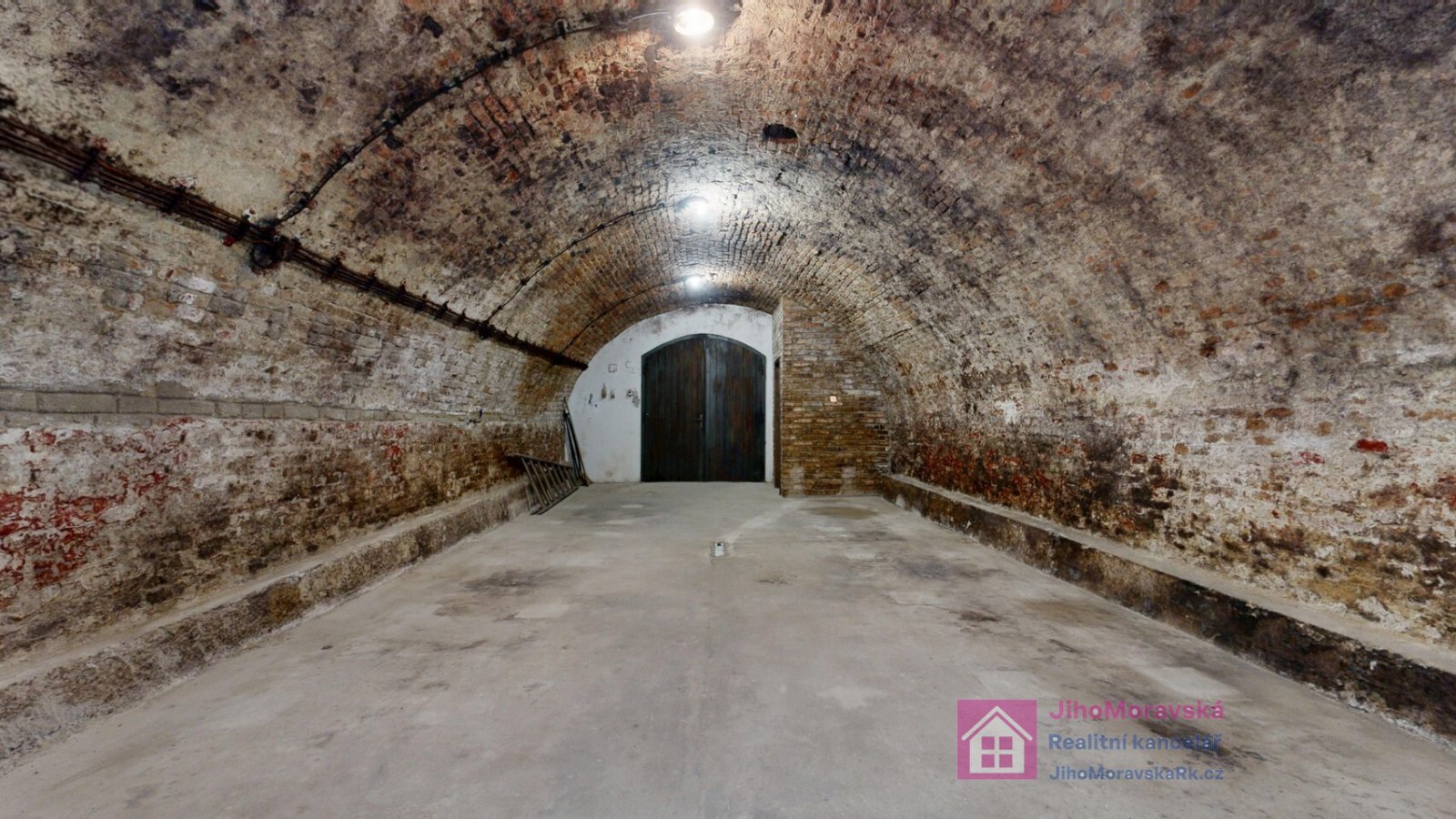 Prodej-vinny-sklep-a-stavebni-pozemek-Velke-Bilovi