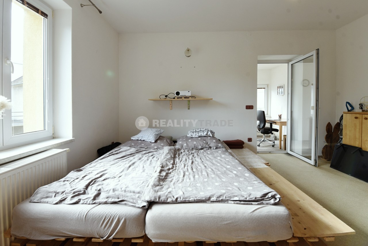 PRONÁJEM VELKÉHO BYTU 3+1, 80 M2 V PRVNÍM PATŘE RD
