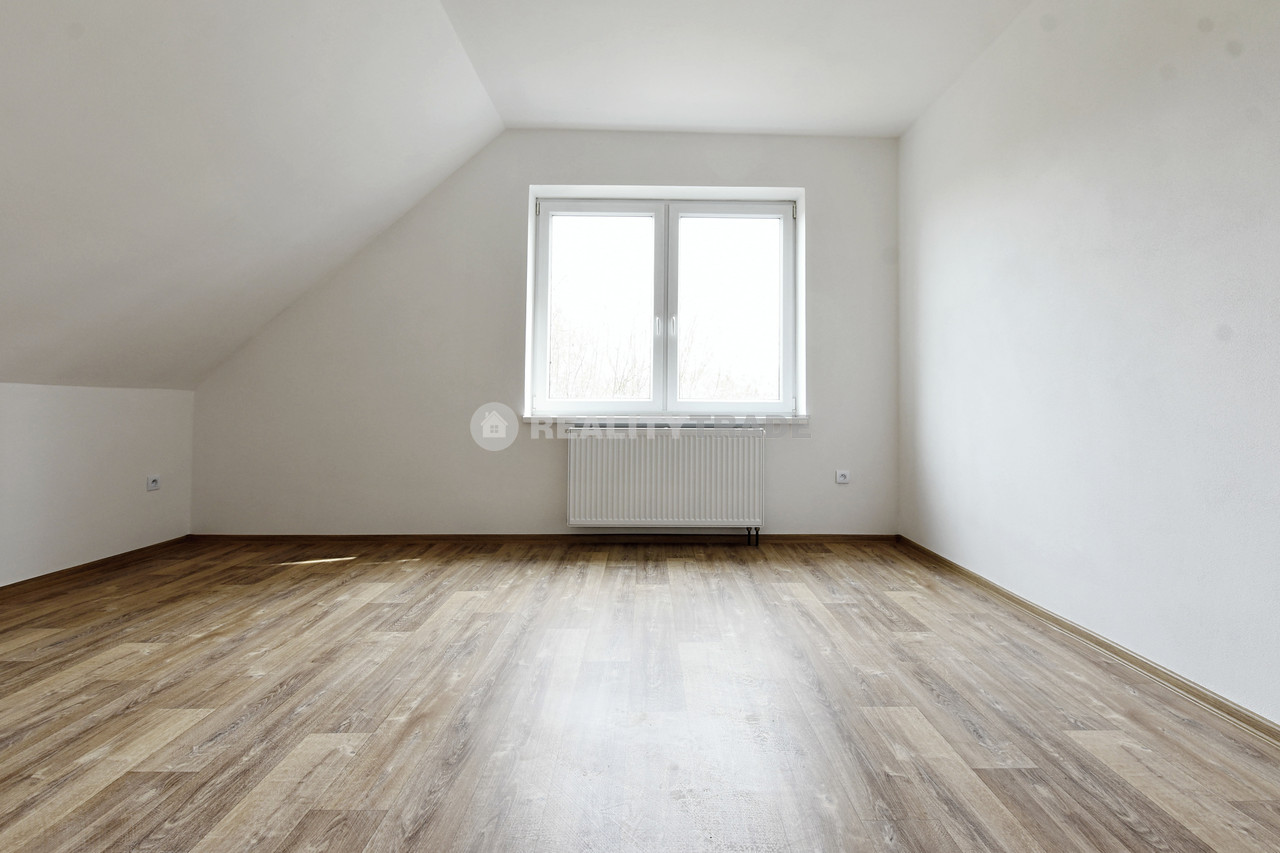 PRONÁJEM PĚKNÉHO, VELKÉHO BYTU 3+KK, 109 M2 V 1NP RD (PODKROVÍ) , MILEJOVICE, OKRES STRAKONICE, WWW.REALITYTRADE.CZ - TEL.: 602 271 334, E-MAIL: STRBACKA@REALITYTRADE.CZ