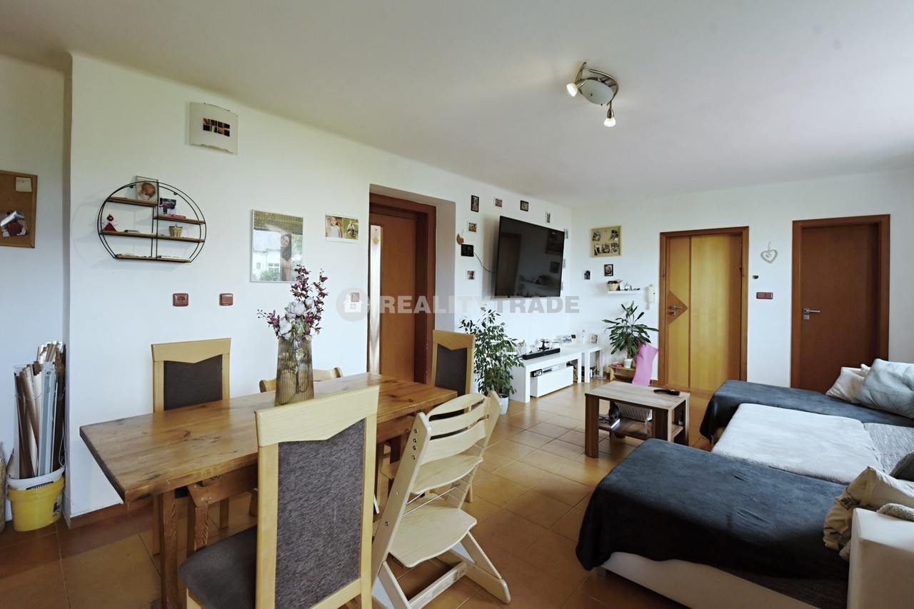 PRONÁJEM VELKÉHO BYTU 3+1, 80 M2 V PRVNÍM PATŘE RD