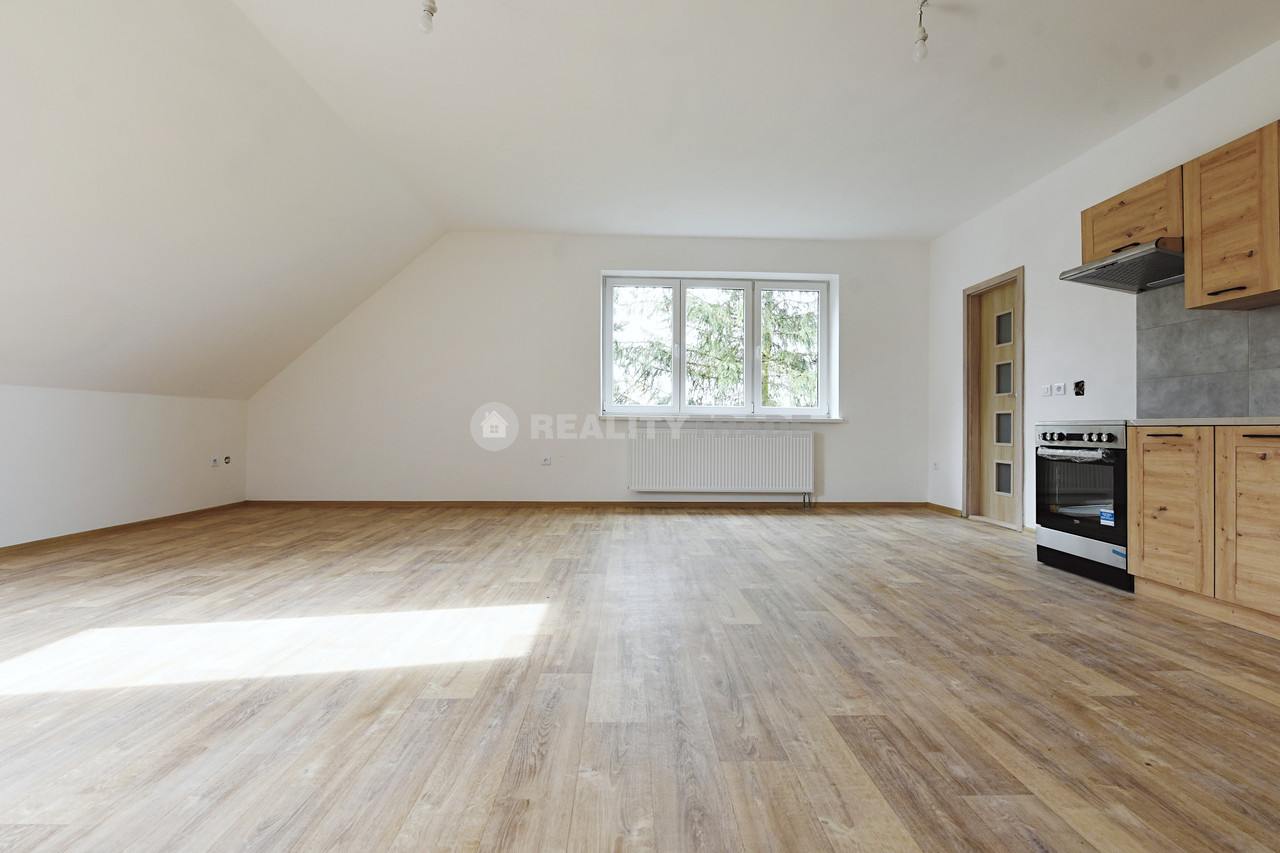 PRONÁJEM PĚKNÉHO, VELKÉHO BYTU 3+KK, 109 M2 V 1NP RD (PODKROVÍ) , MILEJOVICE, OKRES STRAKONICE, WWW.REALITYTRADE.CZ - TEL.: 602 271 334, E-MAIL: STRBACKA@REALITYTRADE.CZ