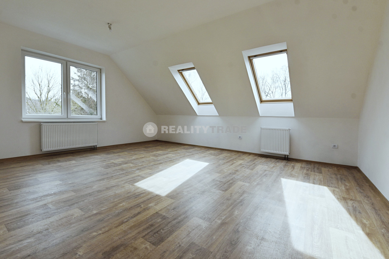 PRONÁJEM PĚKNÉHO, VELKÉHO BYTU 3+KK, 109 M2 V 1NP RD (PODKROVÍ) , MILEJOVICE, OKRES STRAKONICE, WWW.REALITYTRADE.CZ - TEL.: 602 271 334, E-MAIL: STRBACKA@REALITYTRADE.CZ