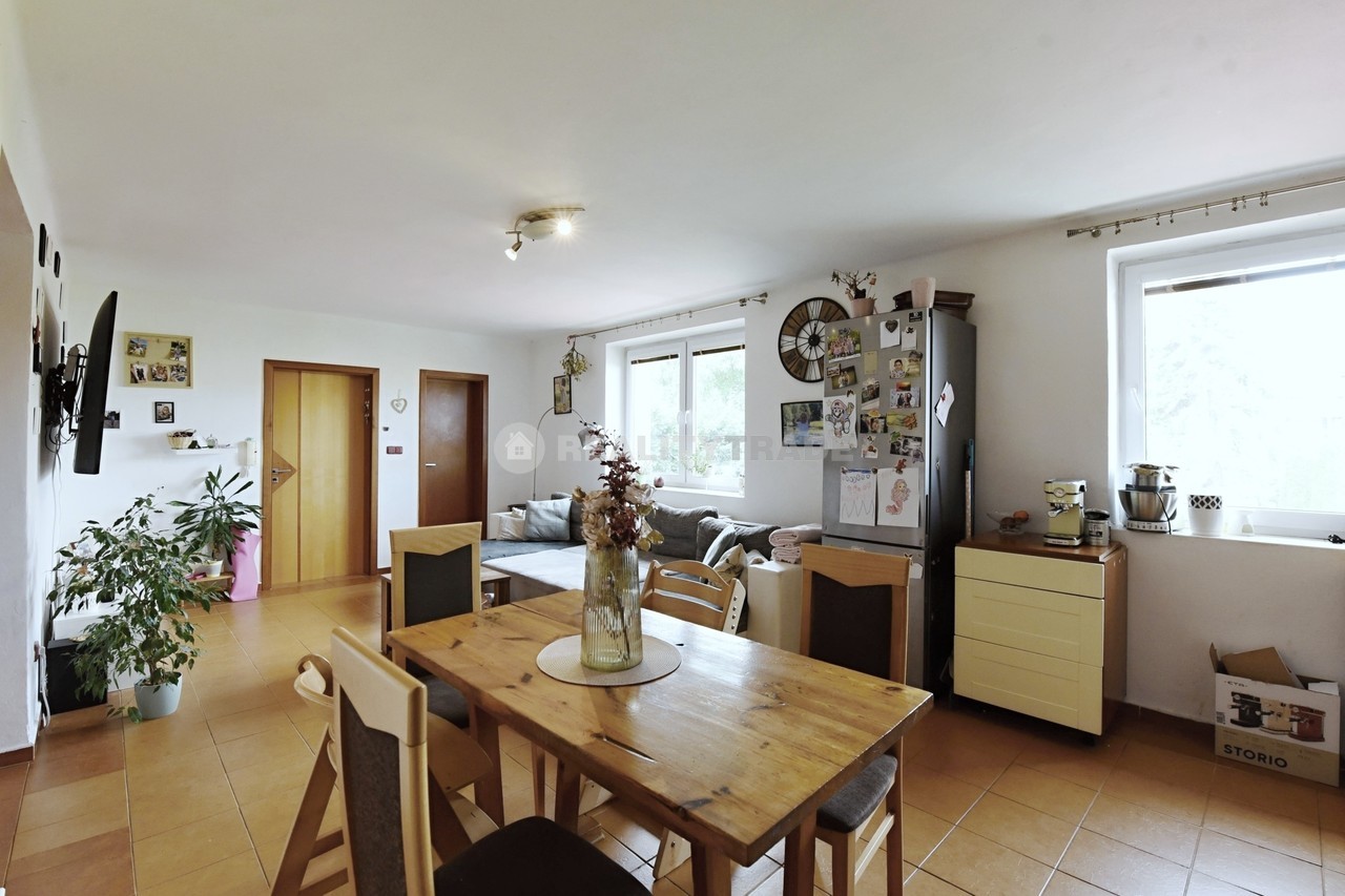 PRONÁJEM VELKÉHO BYTU 3+1, 80 M2 V PRVNÍM PATŘE RD