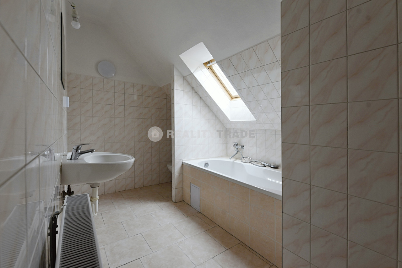 PRONÁJEM PĚKNÉHO, VELKÉHO BYTU 3+KK, 109 M2 V 1NP RD (PODKROVÍ) , MILEJOVICE, OKRES STRAKONICE, WWW.REALITYTRADE.CZ - TEL.: 602 271 334, E-MAIL: STRBACKA@REALITYTRADE.CZ