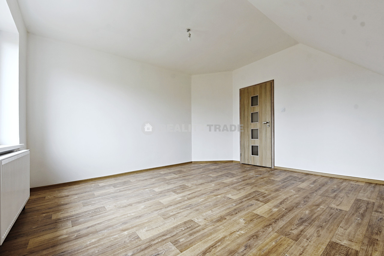 PRONÁJEM PĚKNÉHO, VELKÉHO BYTU 3+KK, 109 M2 V 1NP RD (PODKROVÍ) , MILEJOVICE, OKRES STRAKONICE, WWW.REALITYTRADE.CZ - TEL.: 602 271 334, E-MAIL: STRBACKA@REALITYTRADE.CZ
