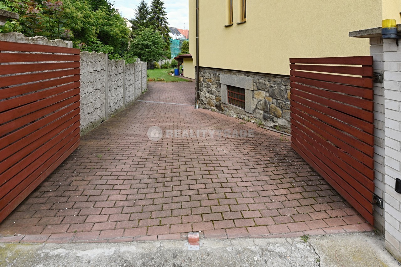 PRONÁJEM VELKÉHO BYTU 3+1, 80 M2 V PRVNÍM PATŘE RD