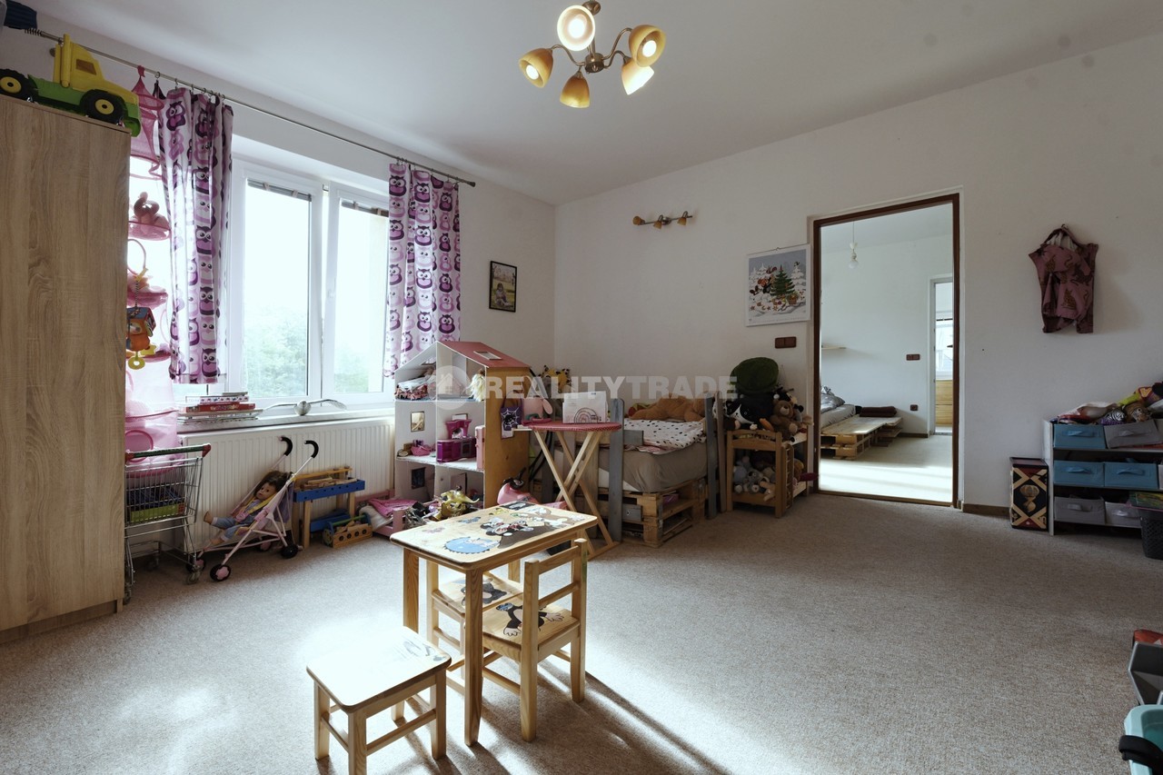 PRONÁJEM VELKÉHO BYTU 3+1, 80 M2 V PRVNÍM PATŘE RD