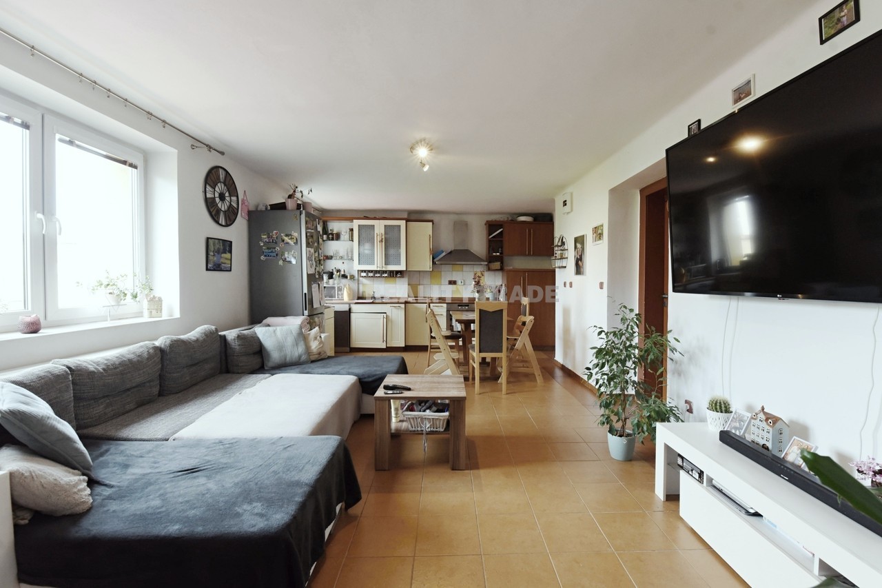 PRONÁJEM VELKÉHO BYTU 3+1, 80 M2 V PRVNÍM PATŘE RD