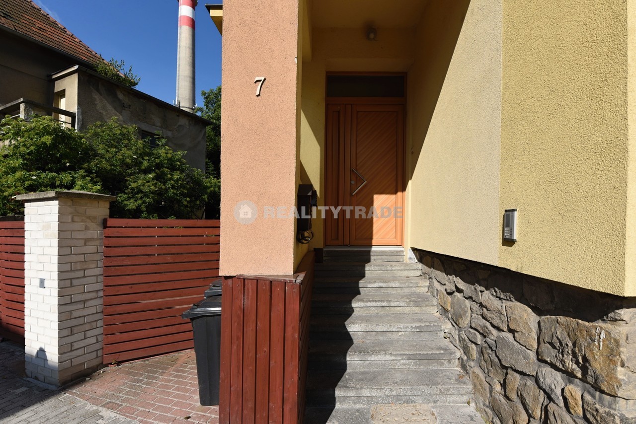 PRONÁJEM VELKÉHO BYTU 3+1, 80 M2 V PRVNÍM PATŘE RD