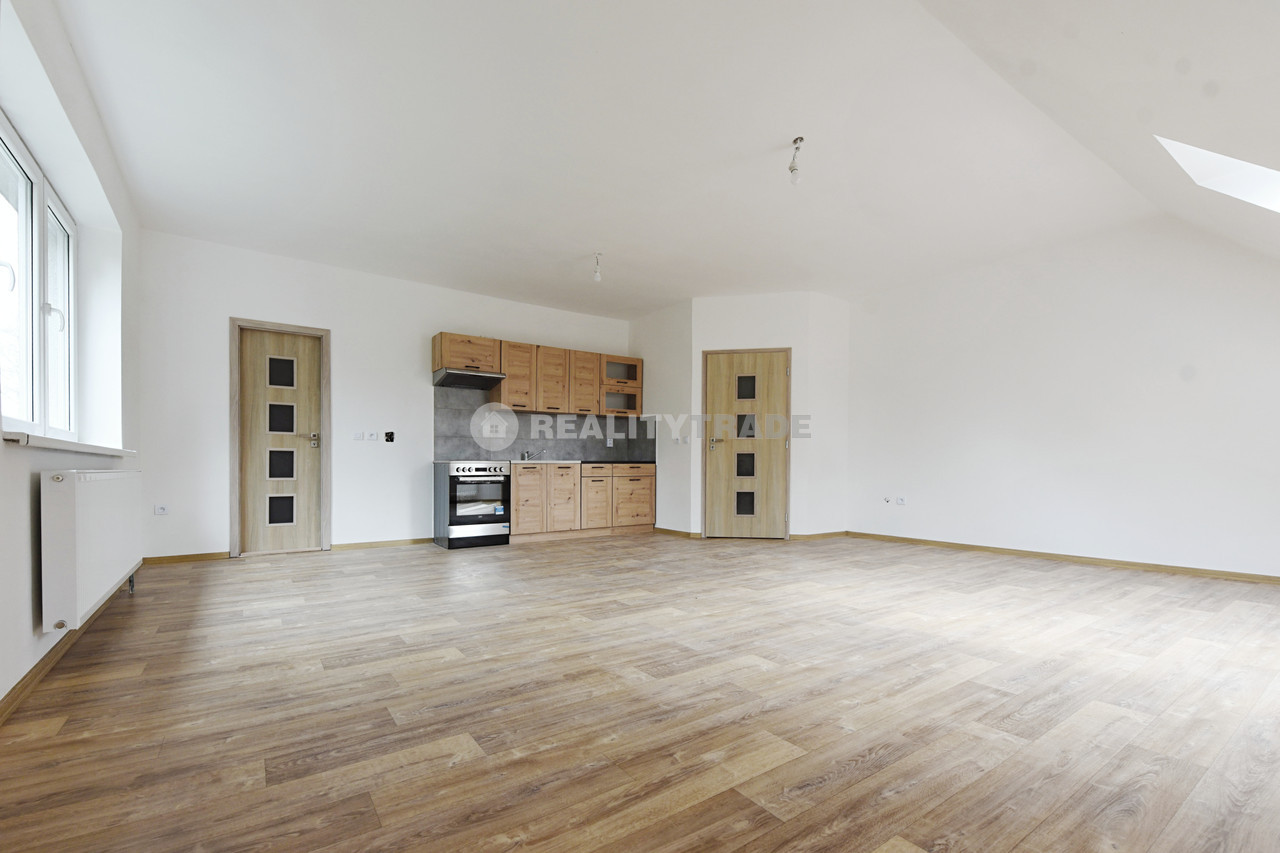 PRONÁJEM PĚKNÉHO, VELKÉHO BYTU 3+KK, 109 M2 V 1NP RD (PODKROVÍ) , MILEJOVICE, OKRES STRAKONICE, WWW.REALITYTRADE.CZ - TEL.: 602 271 334, E-MAIL: STRBACKA@REALITYTRADE.CZ