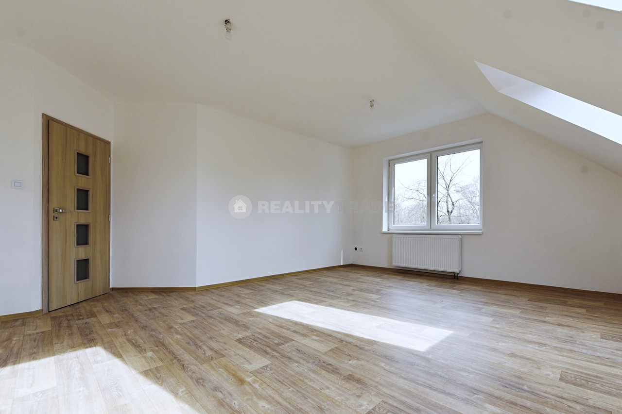 PRONÁJEM PĚKNÉHO, VELKÉHO BYTU 3+KK, 109 M2 V 1NP RD (PODKROVÍ) , MILEJOVICE, OKRES STRAKONICE, WWW.REALITYTRADE.CZ - TEL.: 602 271 334, E-MAIL: STRBACKA@REALITYTRADE.CZ