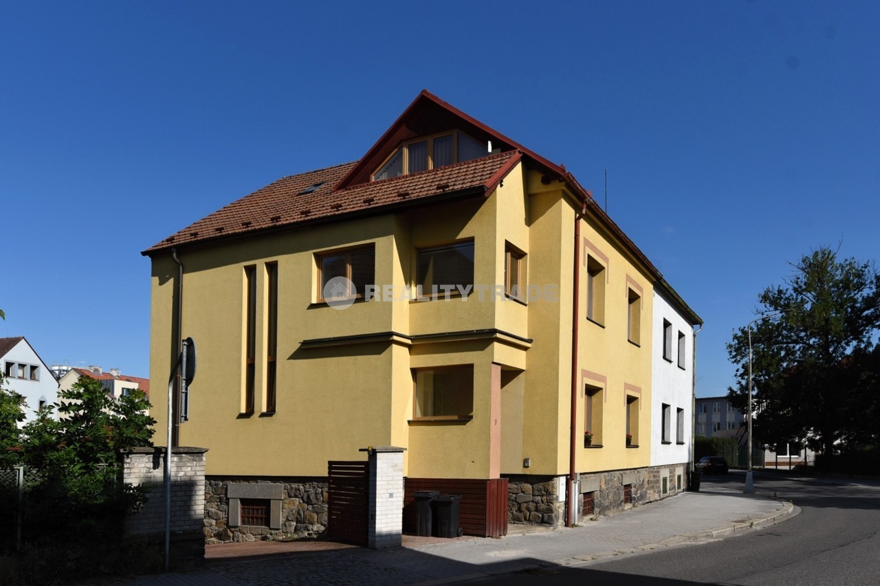 PRONÁJEM VELKÉHO BYTU 3+1, 80 M2 V PRVNÍM PATŘE RD