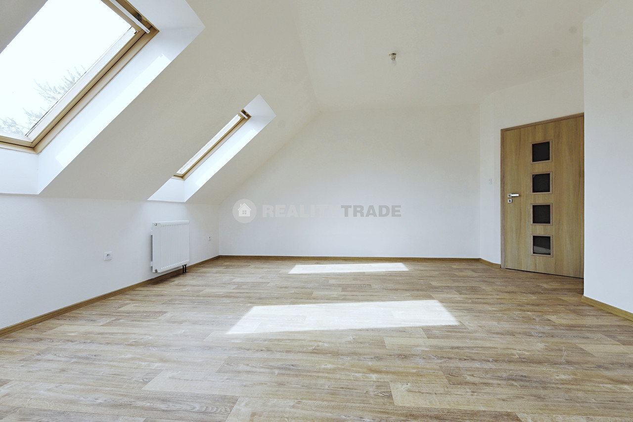 PRONÁJEM PĚKNÉHO, VELKÉHO BYTU 3+KK, 109 M2 V 1NP RD (PODKROVÍ) , MILEJOVICE, OKRES STRAKONICE, WWW.REALITYTRADE.CZ - TEL.: 602 271 334, E-MAIL: STRBACKA@REALITYTRADE.CZ