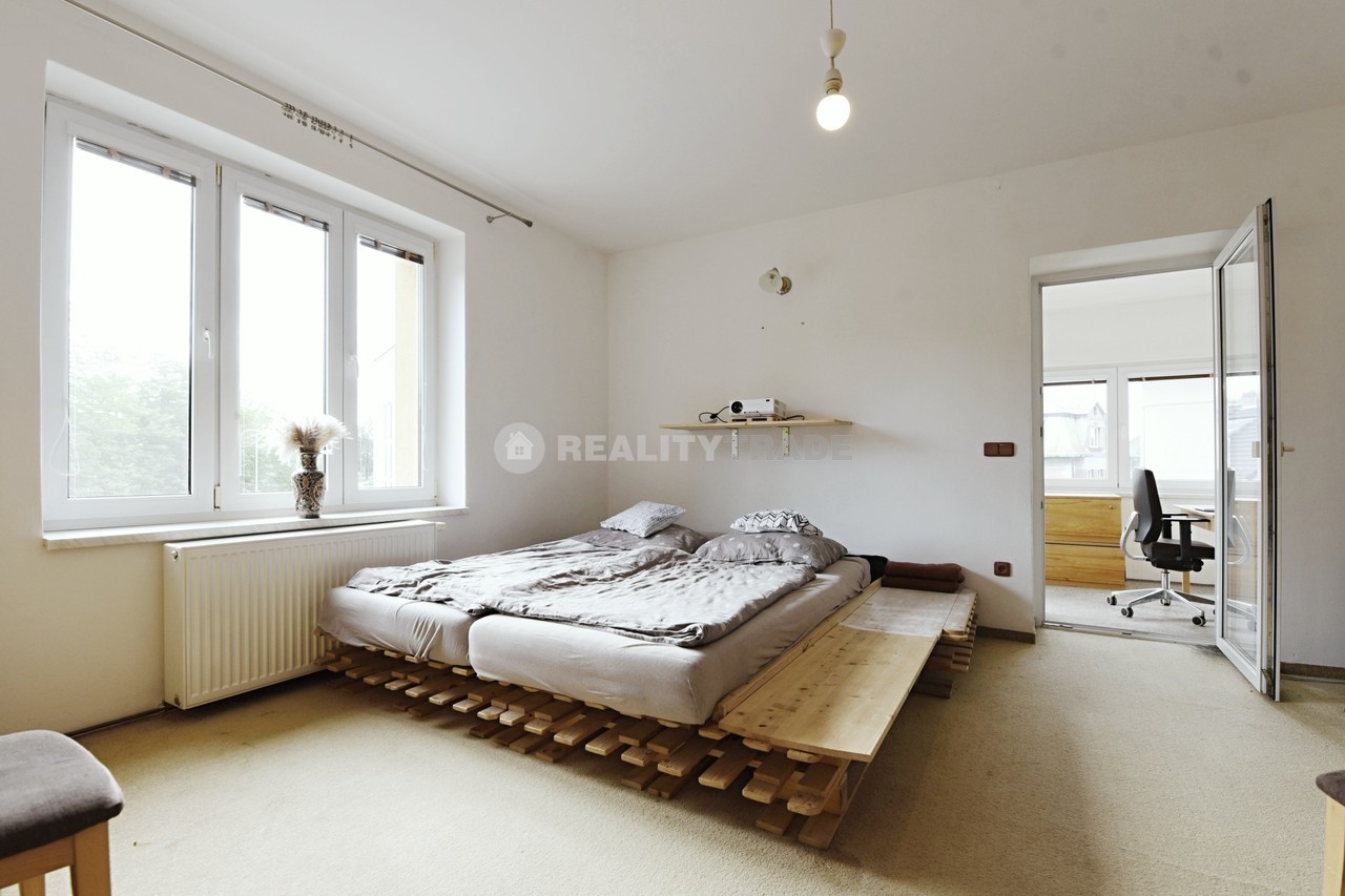PRONÁJEM VELKÉHO BYTU 3+1, 80 M2 V PRVNÍM PATŘE RD