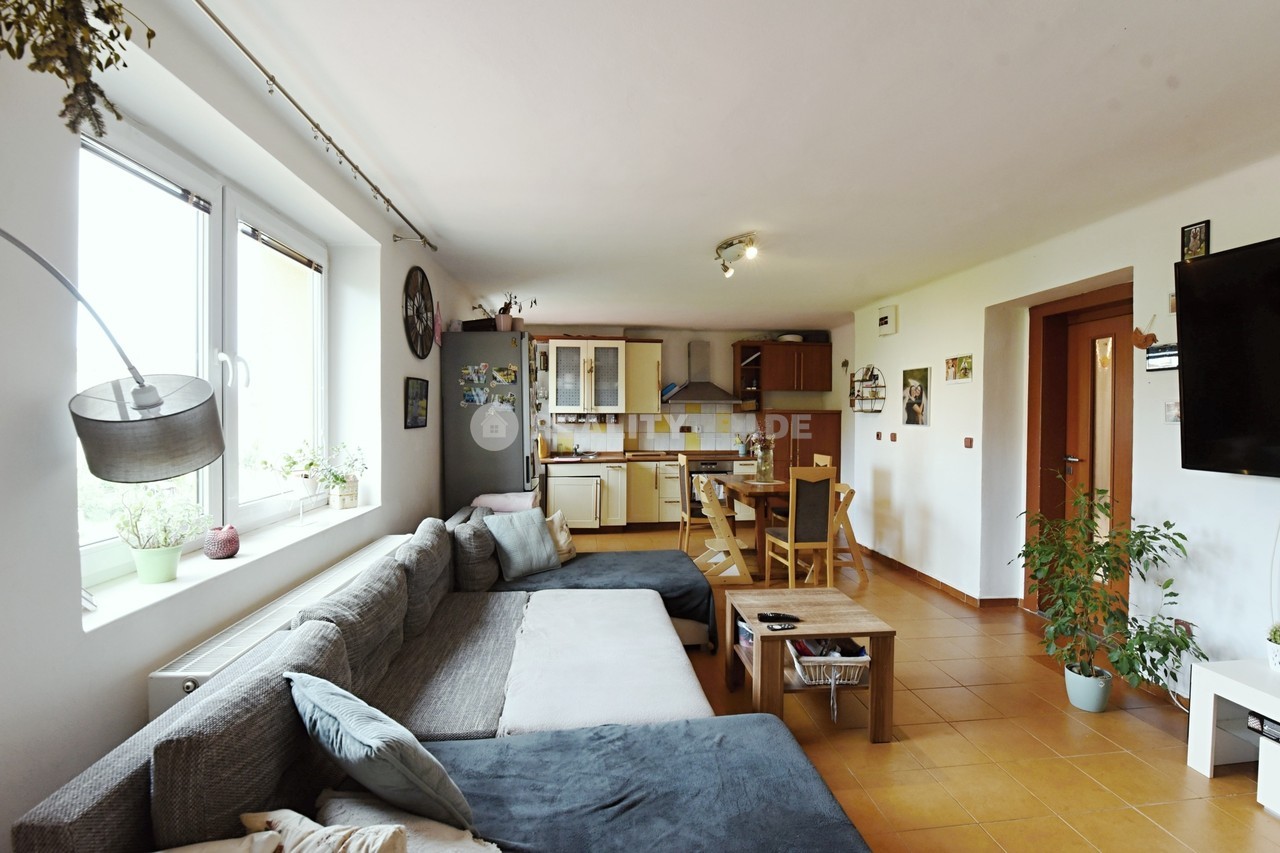 PRONÁJEM VELKÉHO BYTU 3+1, 80 M2 V PRVNÍM PATŘE RD
