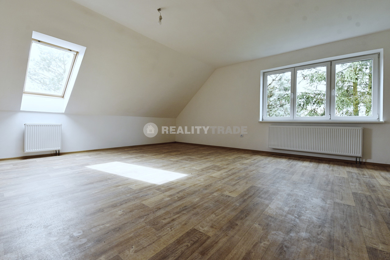 PRONÁJEM PĚKNÉHO, VELKÉHO BYTU 3+KK, 109 M2 V 1NP RD (PODKROVÍ) , MILEJOVICE, OKRES STRAKONICE, WWW.REALITYTRADE.CZ - TEL.: 602 271 334, E-MAIL: STRBACKA@REALITYTRADE.CZ