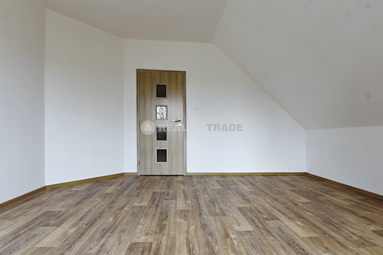 PRONÁJEM PĚKNÉHO, VELKÉHO BYTU 3+KK, 109 M2 V 1NP RD (PODKROVÍ) , MILEJOVICE, OKRES STRAKONICE, WWW.REALITYTRADE.CZ - TEL.: 602 271 334, E-MAIL: STRBACKA@REALITYTRADE.CZ
