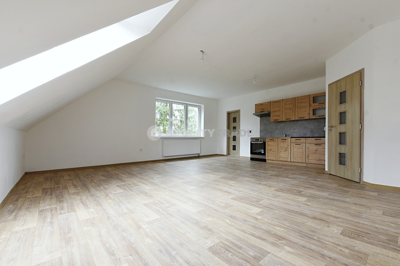 PRONÁJEM PĚKNÉHO, VELKÉHO BYTU 3+KK, 109 M2 V 1NP RD (PODKROVÍ) , MILEJOVICE, OKRES STRAKONICE, WWW.REALITYTRADE.CZ - TEL.: 602 271 334, E-MAIL: STRBACKA@REALITYTRADE.CZ