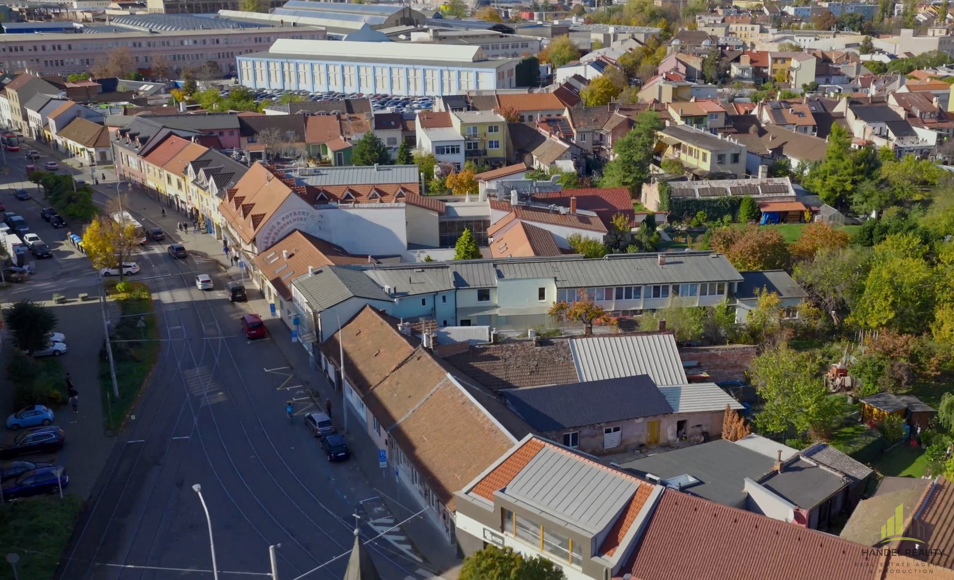 celá budova - z dálky