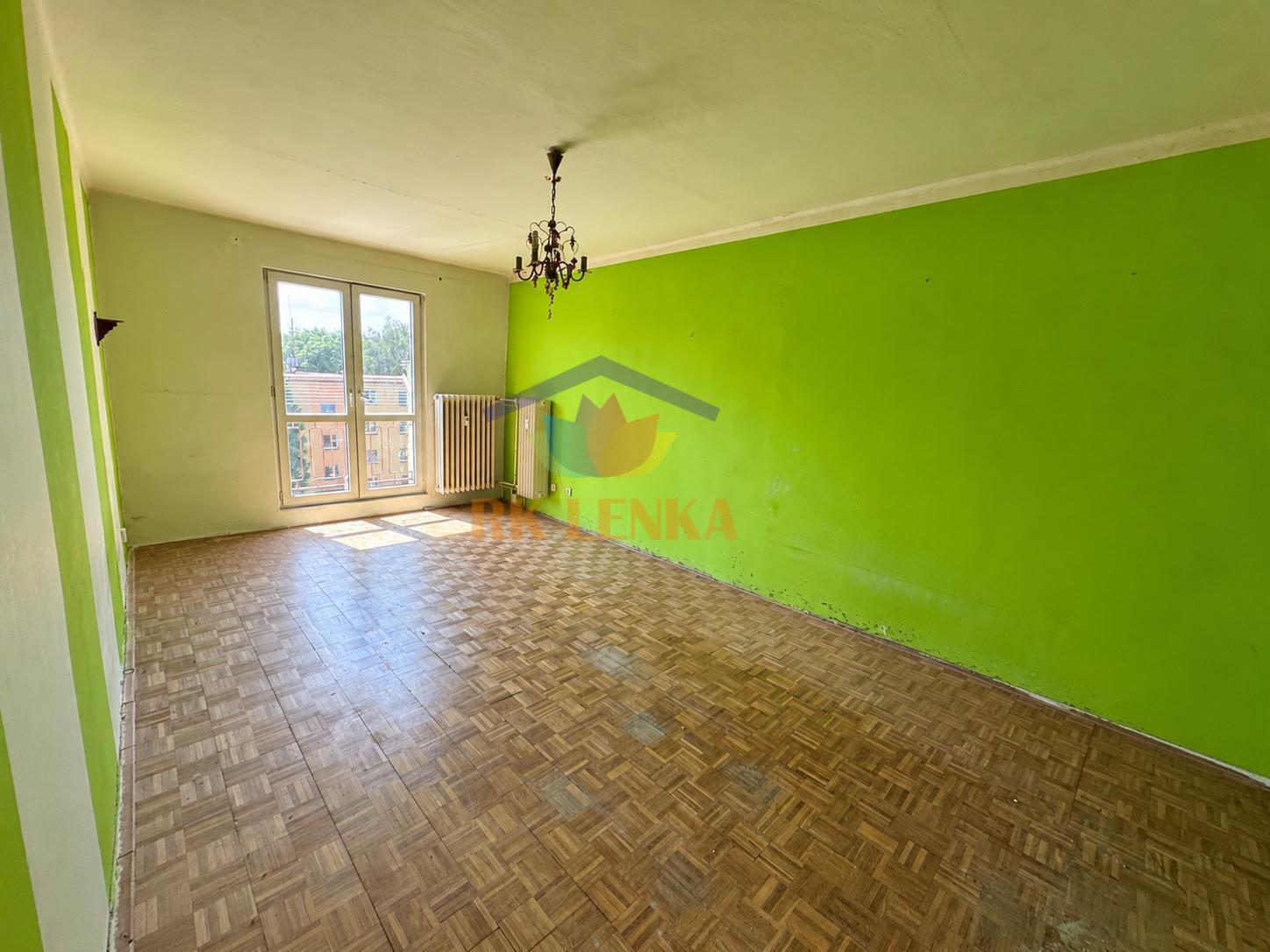 Pra?zdny? zeleny? pokoj s vy?hledem ven.jpg