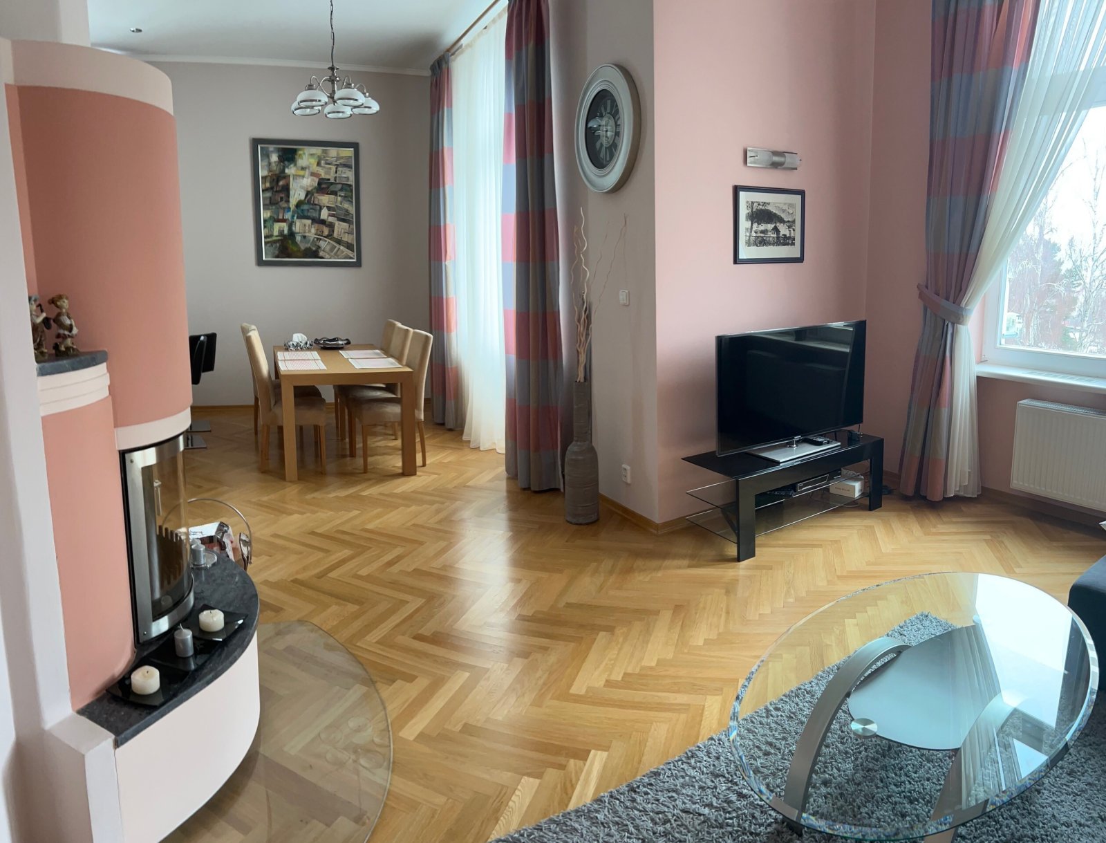 Pohled z obývacího pokoje do jídelny a kuchyně.jpg