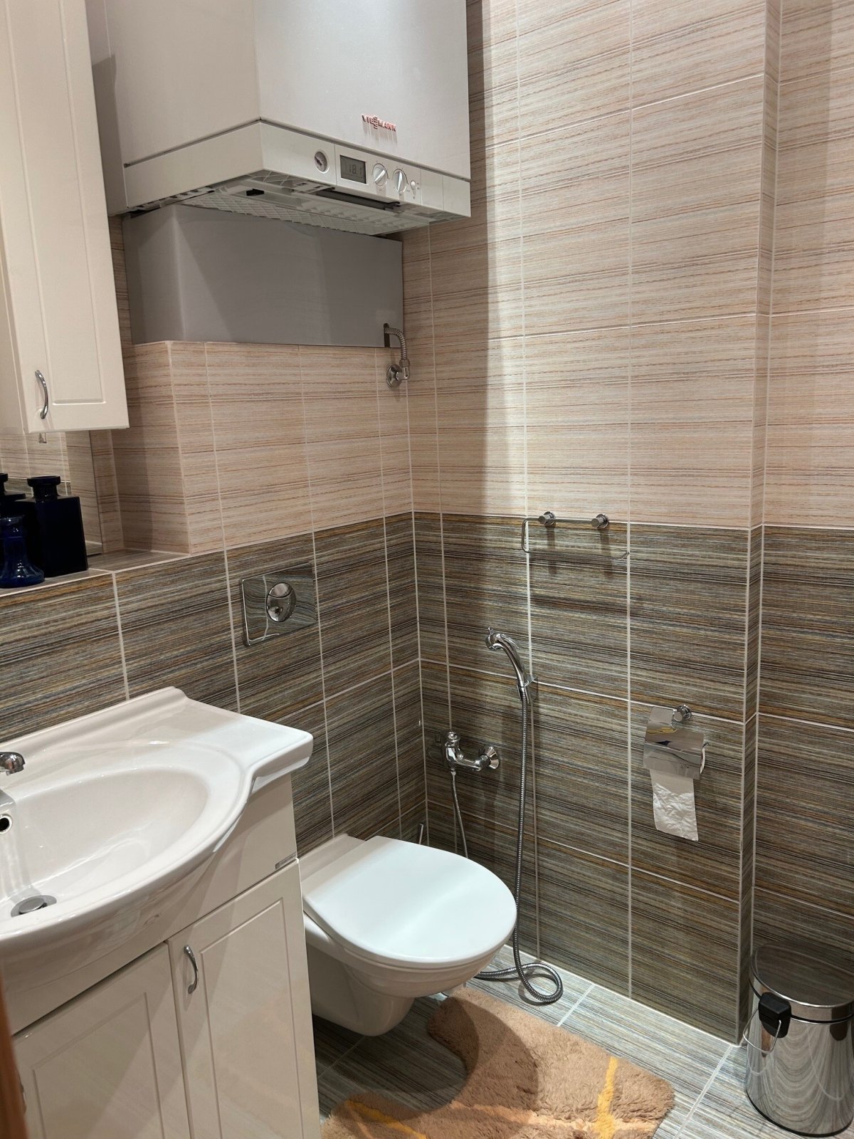 Koupelna se sprch.koutem, umyvadlem a WC.jpg