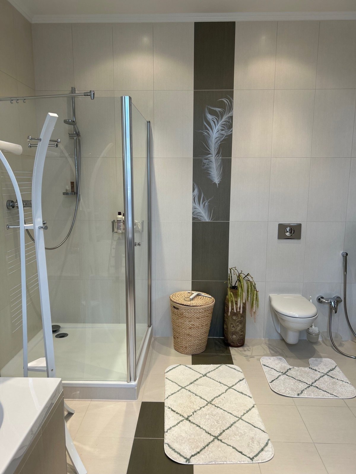 Druhá koupelna pohled na sprchový kout.jpg