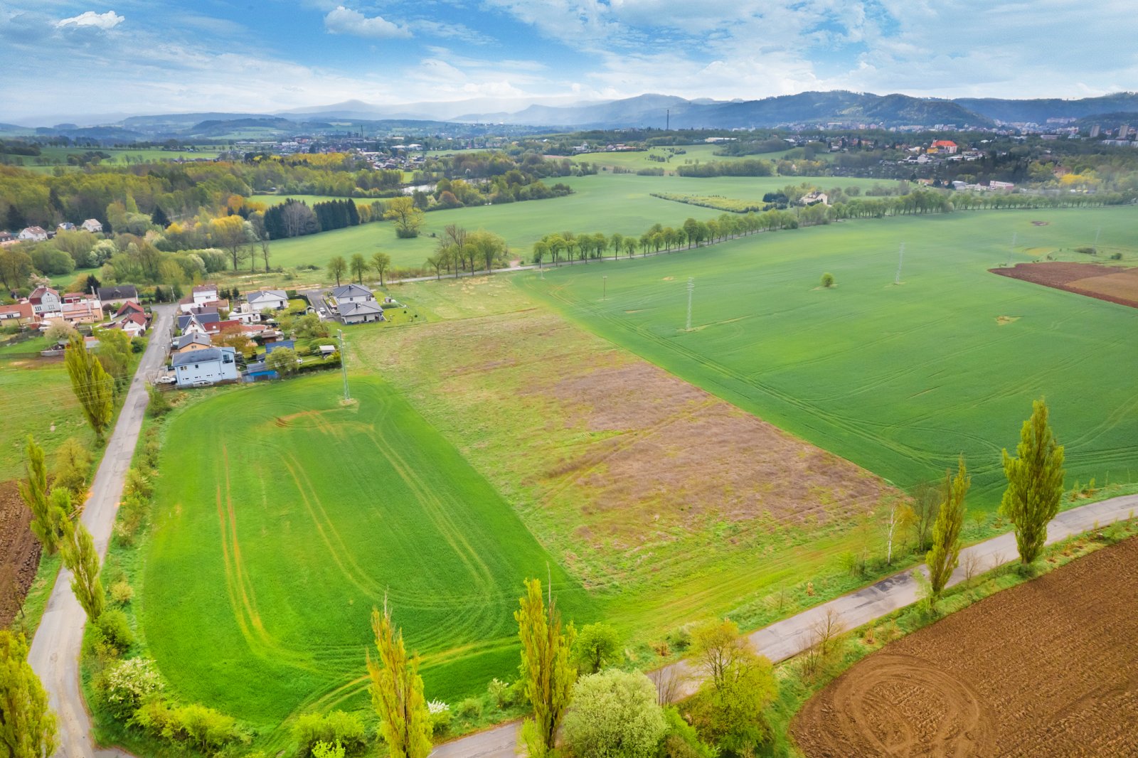 Pohled na pozemky před zahájením pokládání sítí.jpg