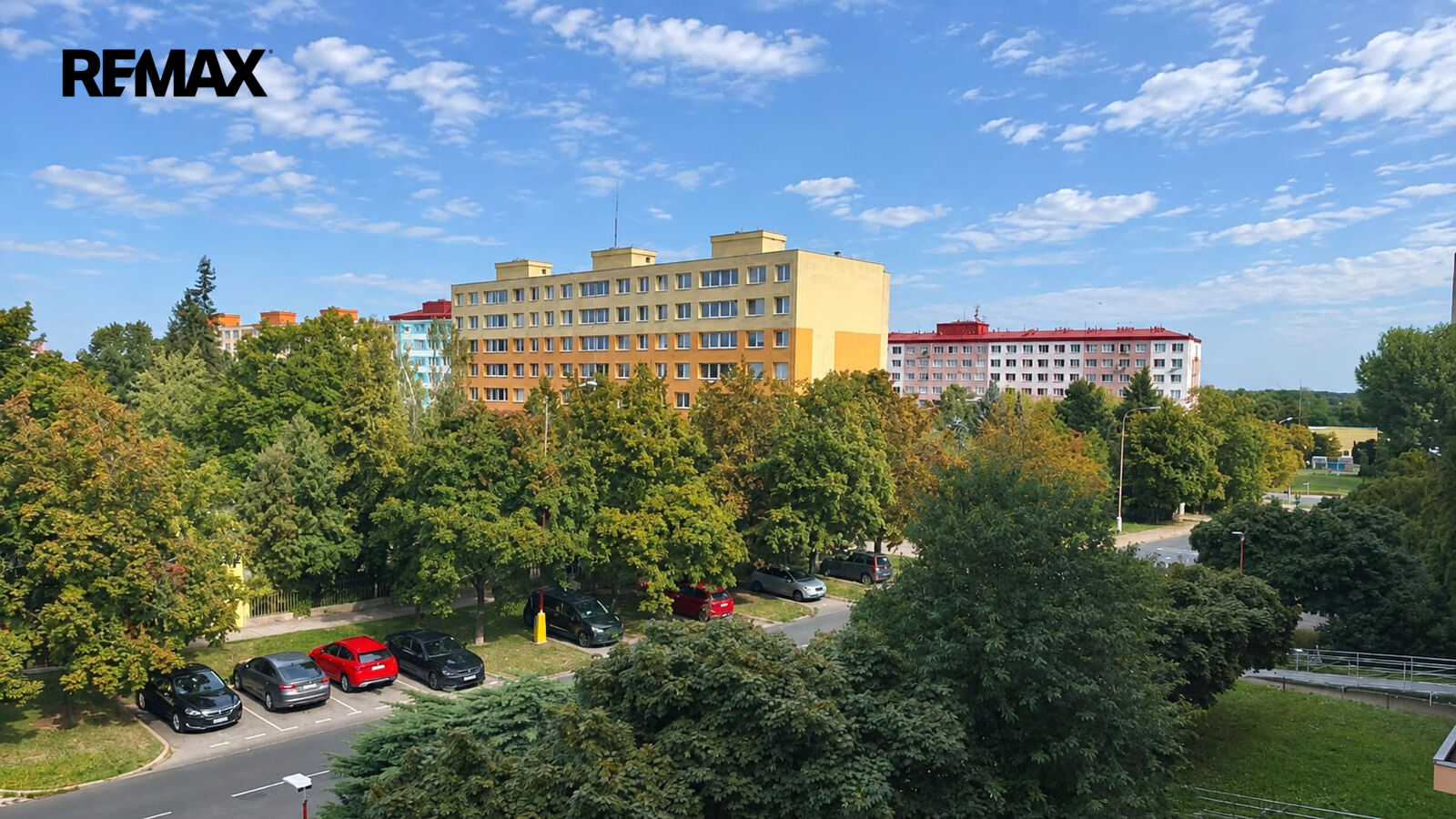 Výhled z oken ložnic do ulice Dr. E. Beneše a zele