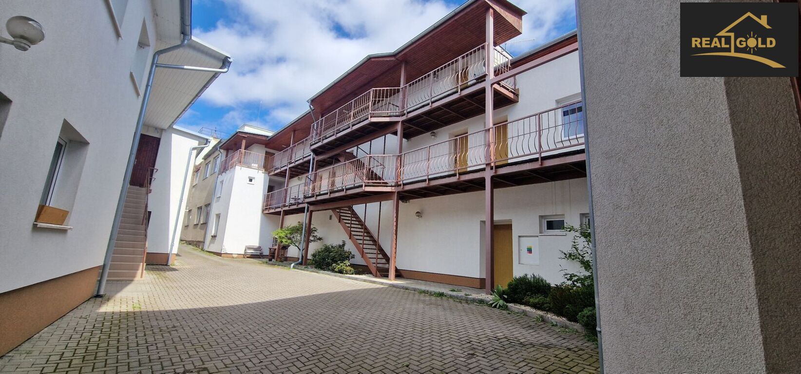 Pohled na apartmány - pavlačový balkon