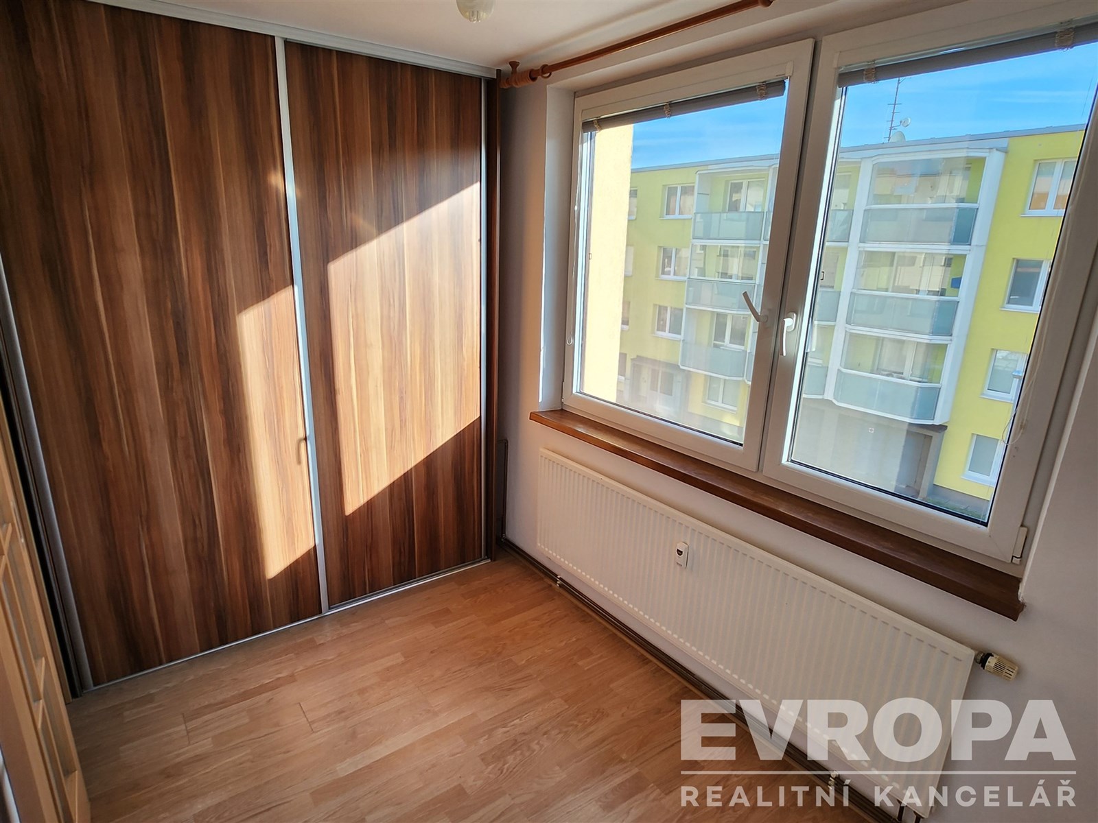 interiér prostor s přirozené světlo, dřevěná podlaha, a radiátor