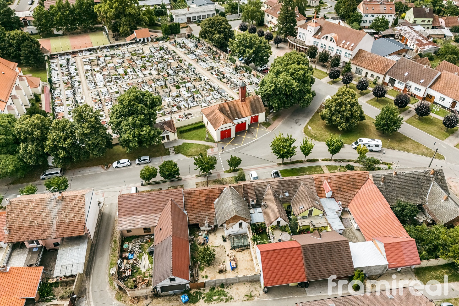 pohled + příjezd ze zadní části