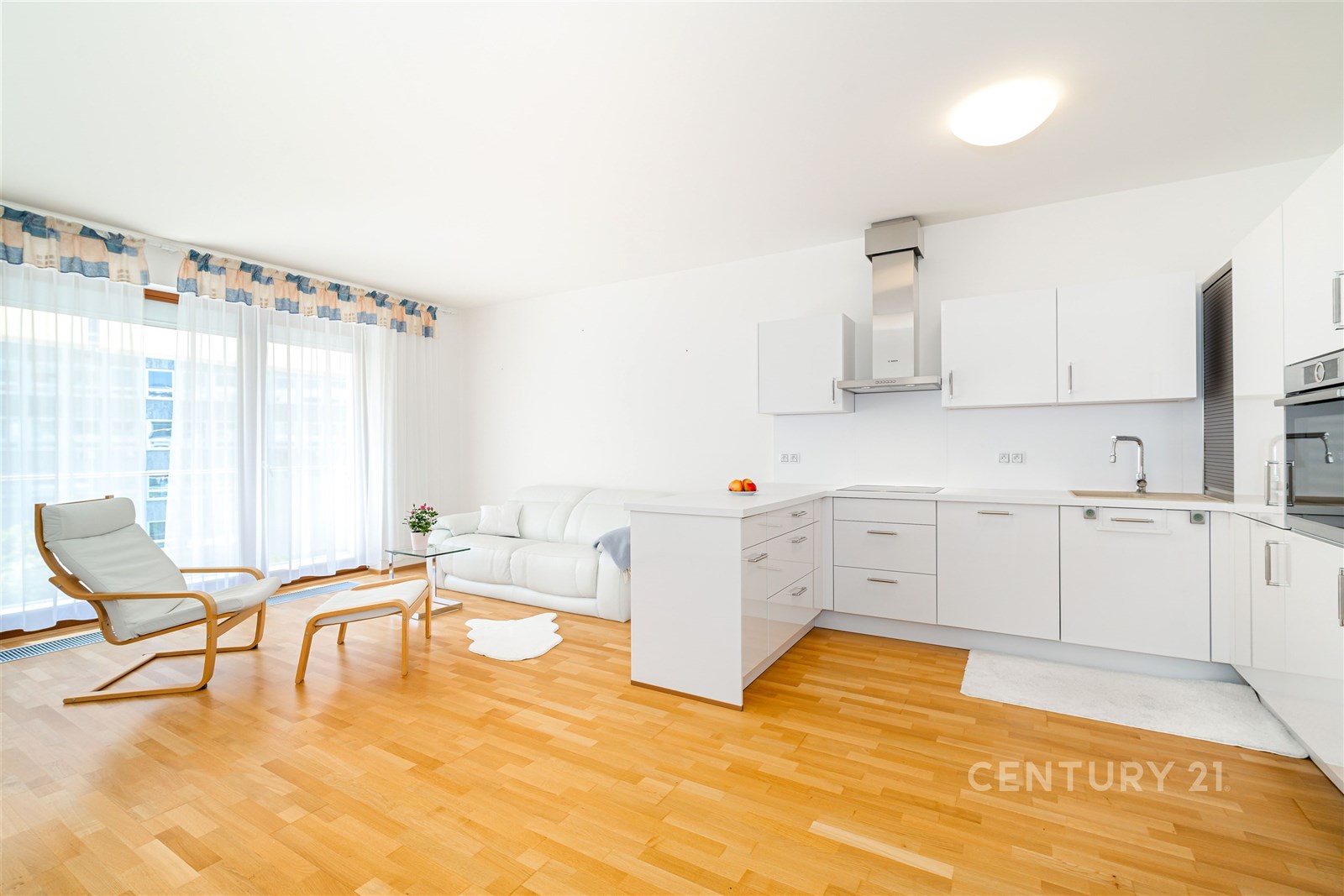 Světlý obývací pokoj s moderní kuchyní, parketová 