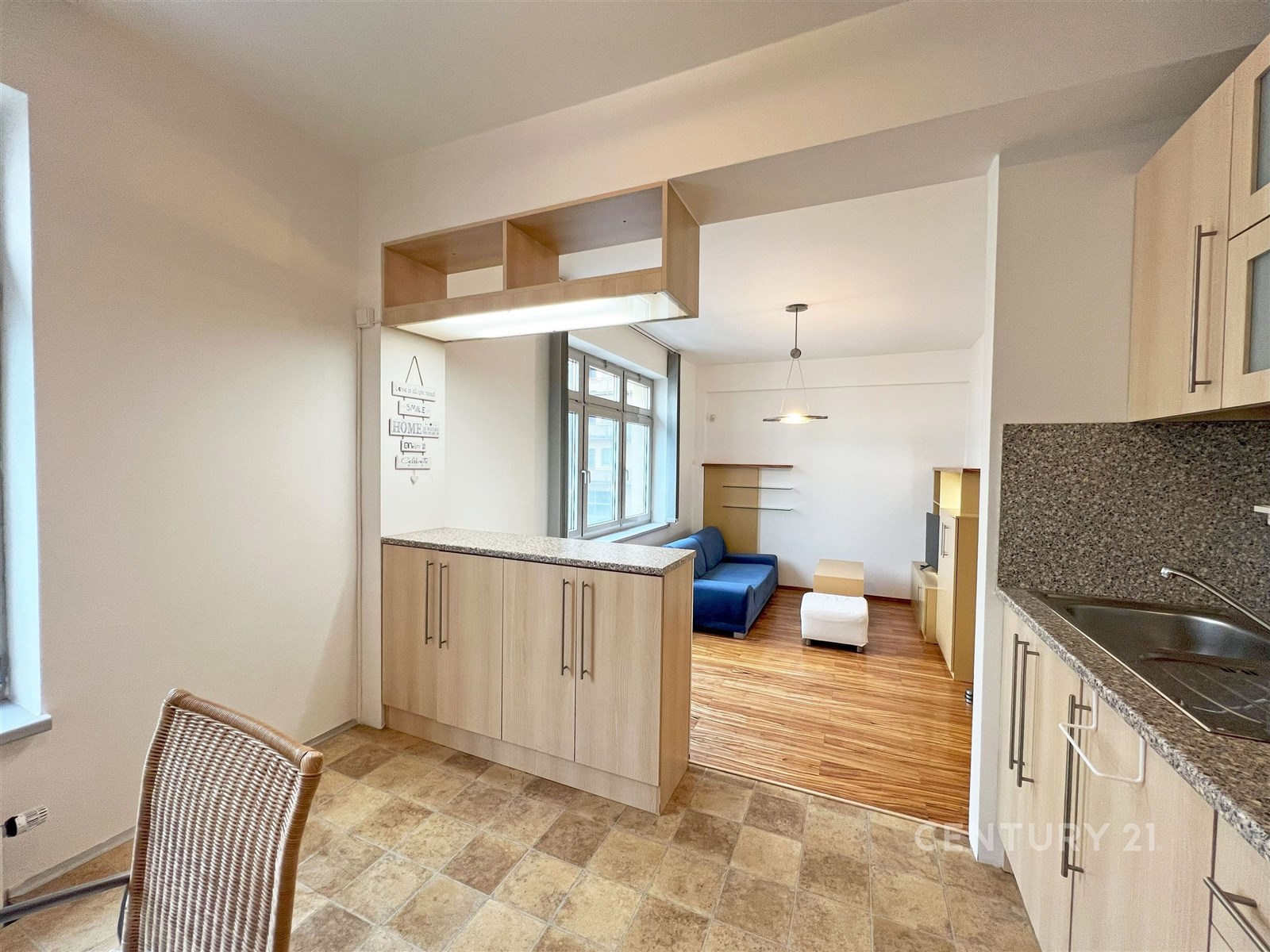 kuchyň, pohled do pokoje