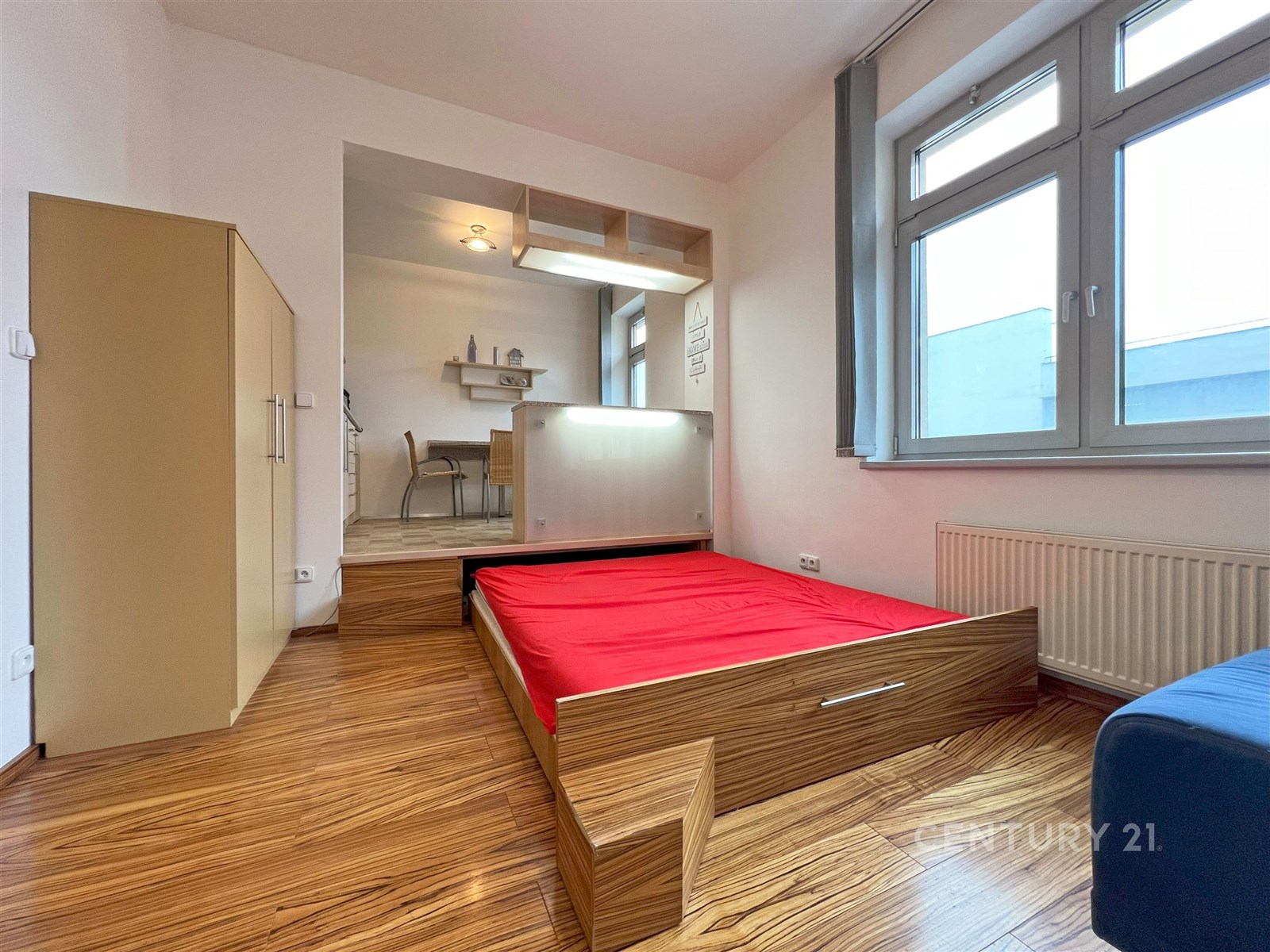 výsuvné lůžko pod pódiem