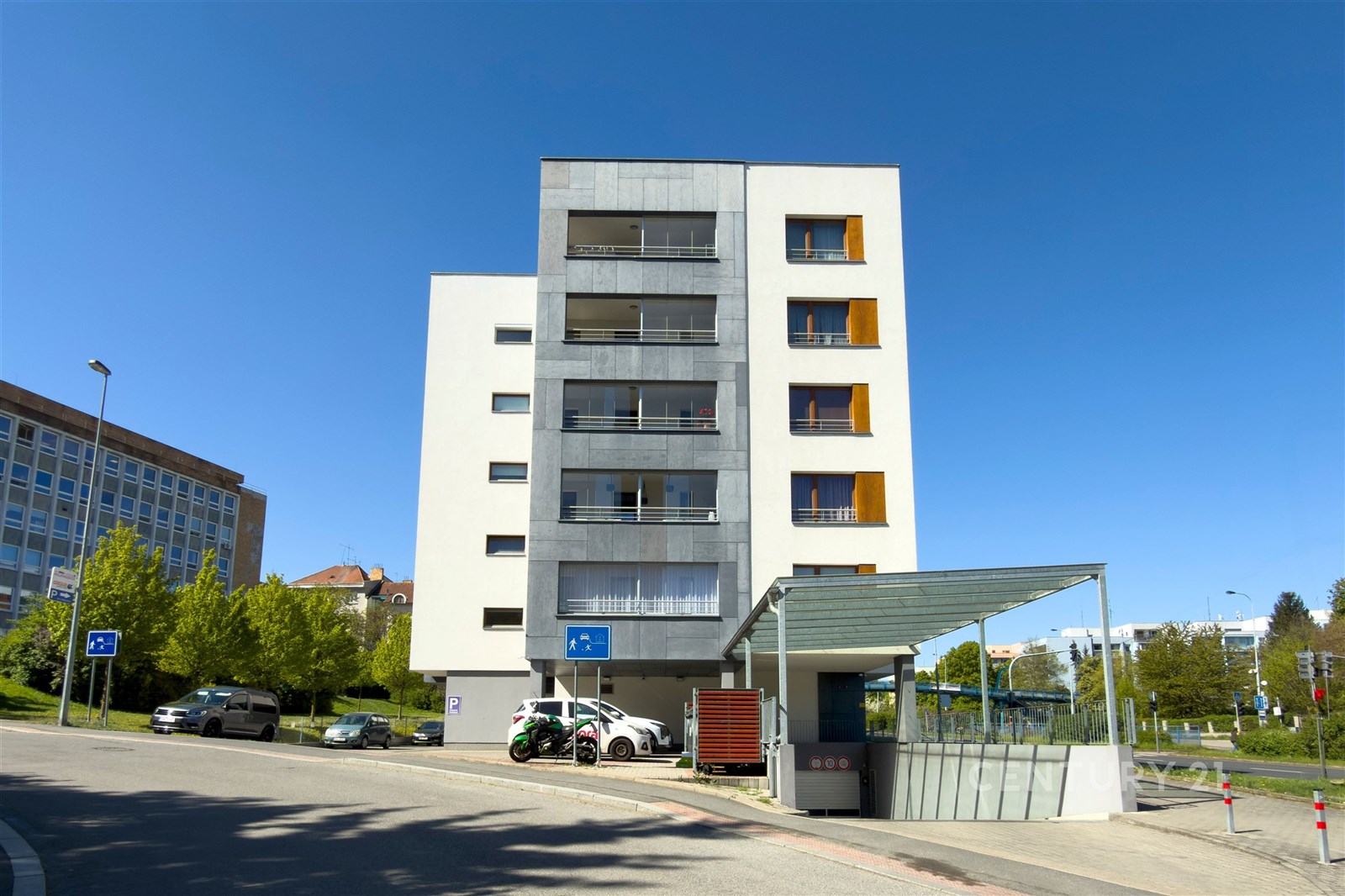 Moderní bytový dům s hlasitými liniemi, balkony a 