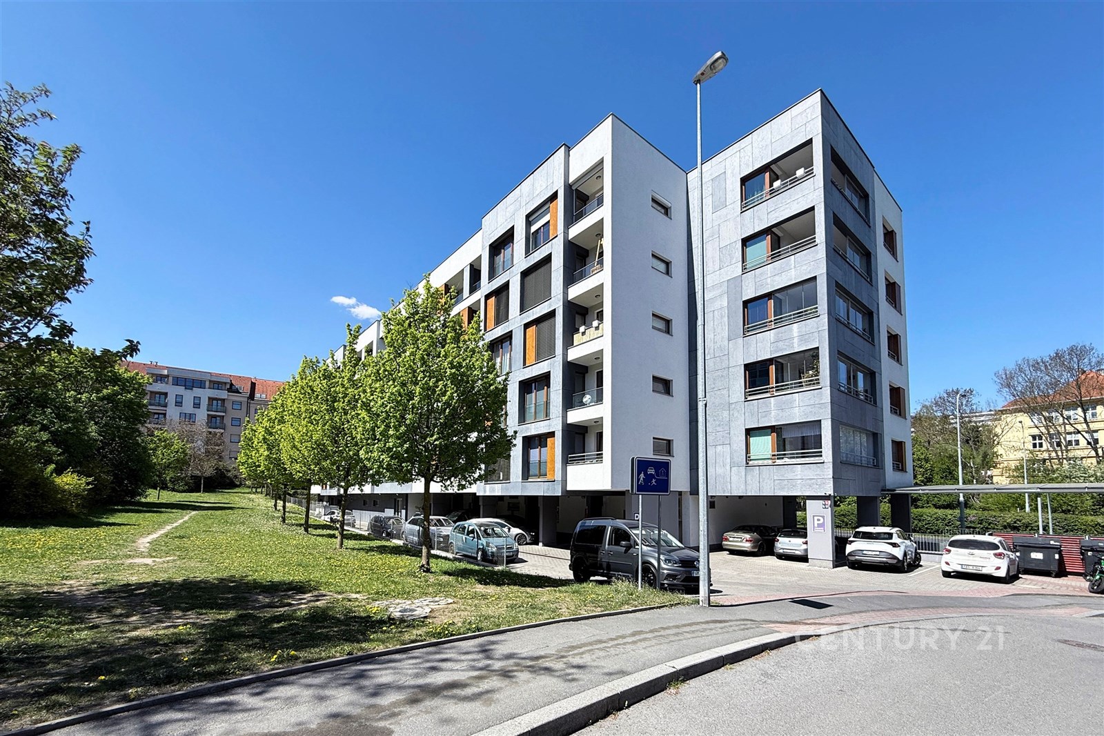Moderní bytový dům s balkony v klidné lokalitě, fa